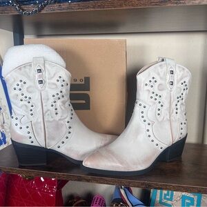 NIB Dirty Laundry White Ankle Boots with Studded Design